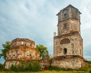 Fototapeta premium dilapidated cathedral of the Krasnogorsk monastery Arkhangelsk region Pinezhsky district krasnaya Gorka