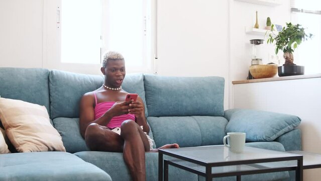 Аяғымды жайып юбка киген фотом.