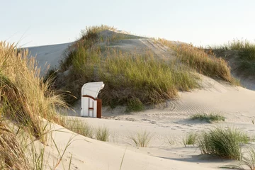 Fotobehang Strandkorb in den Dünen der Nordsee © ThomBal