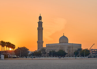 Fototapeta na wymiar mosque at sunset in Dubai