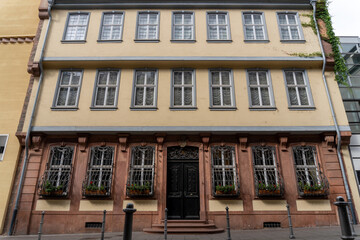 Fototapeta na wymiar Goethe's house, seen from below on a sunny day.