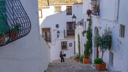 Fototapeta premium Típicas y relucientes casas de blancas fachadas del casco antiguo de Altea en la costa Blanca en Alicante, España