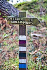 Señalización de la ruta de senderismo de los cinco miradores (cinco miradoiros en galego) en el ayuntamiento de Marín, Pontevedra.