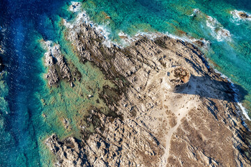 Schöne Sommerseelandschaft aus der Luft. Alter Turm mit türkisfarbenem Meerwasser, Wellen und Felsen von oben, La Pelosa ist ein beliebter Strand auf der Insel Sardinien in Italien Luftdrohnenaufnahme