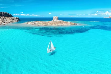 Fotobehang La Pelosa Strand, Sardinië, Italië Prachtig zeegezicht met wit zeiljacht in de zomer op een zonnige dag vanuit de lucht. Populair strand La Pelosa, Sardinige, Italië. Reizen, hobbyconcept