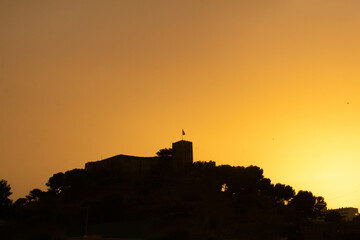 Imponente castillo durante un atardecer