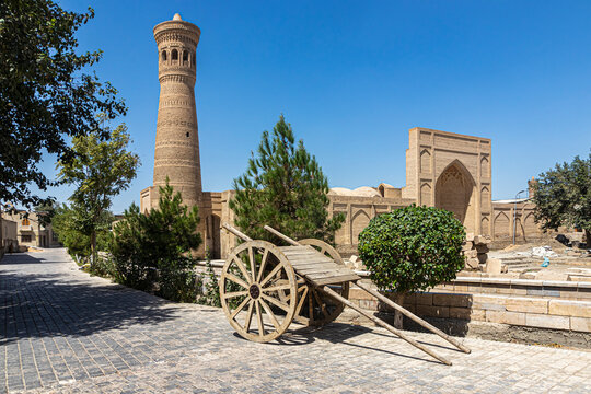 Old arba on the background of the architectural ensemble of Khoja Gaukushan