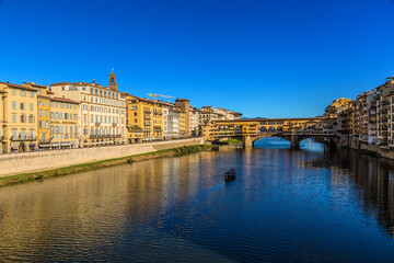 Fototapeta na wymiar Florence, Italy. View of the Arno river and the Ponte Vecchio bridge