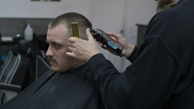 The process of men's haircuts in the barbershop.