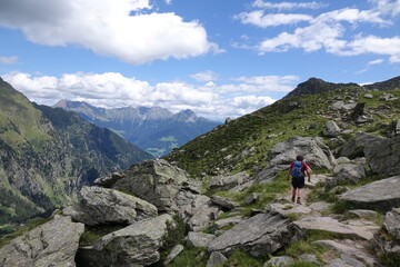 Fototapeta premium Wanderer in der Naehe der Spronser Seen in der Texelgruppe