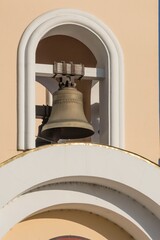 Obraz premium Big iron copper or lettuce churh bell hanging in arch