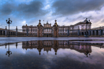 Fototapeta na wymiar Madrid royal palace with reflection on water with cloudy blue sky