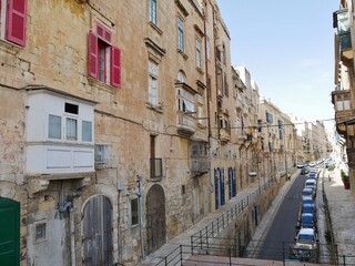Fototapeta na wymiar Hausfassade an einer Straße in Valletta auf Malta