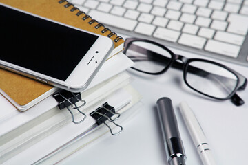 ビジネス　オフィス　デスク　イメージ
