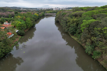 Aerial photography of the city of Piracicaba. Rua do Porto, recreation parks, cars, lots of vegetation and the Piracicaba river crossing the city.