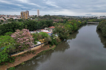 Aerial photography of the city of Piracicaba. Rua do Porto, recreation parks, cars, lots of vegetation and the Piracicaba river crossing the city.