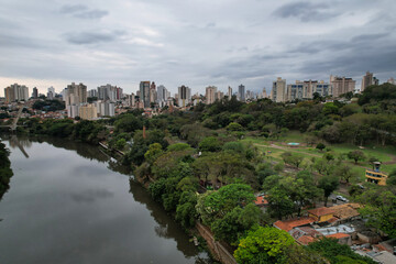 Fototapeta premium Aerial photography of the city of Piracicaba. Rua do Porto, recreation parks, cars, lots of vegetation and the Piracicaba river crossing the city.