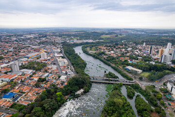 Aerial photography of the city of Piracicaba. Rua do Porto, recreation parks, cars, lots of vegetation and the Piracicaba river crossing the city.