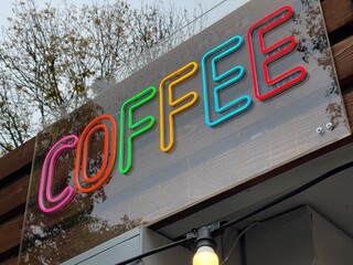 Obraz premium Low angle close up of coffee shop neon sign