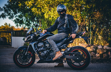 Fototapeta na wymiar biker on a black sport motorcycle wating for other bikers