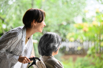 車椅子や介護の様子