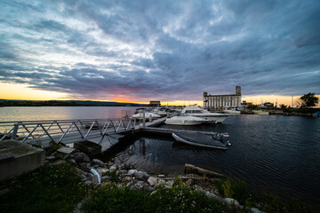 Fototapeta premium Collingwood park boat docks during sunset Beginning of fall season 
