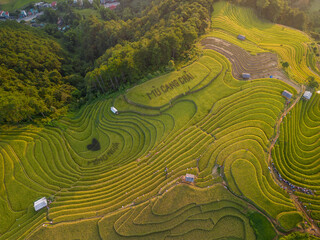 Luchtfoto van gouden rijstterrassen in de stad Mu cang chai nabij de stad Sapa, ten noorden van Vietnam. Prachtig terrasvormig padieveld in het oogstseizoen in Yen Bai, Vietnam