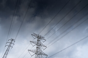 高圧送電線と鉄塔
