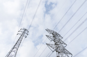 高圧送電線と鉄塔

