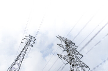 高圧送電線と鉄塔
