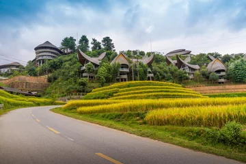 Papier Peint Lavable Mu Cang Chai Vue aérienne des rizières en terrasses dorées de la ville de Mu cang chai près de la ville de Sapa, au nord du Vietnam. Belle rizière en terrasse pendant la saison des récoltes à Yen Bai, Vietnam