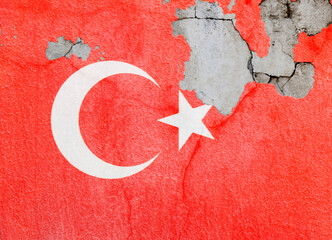 Obraz premium Turkish flag on old wall with peeling paint