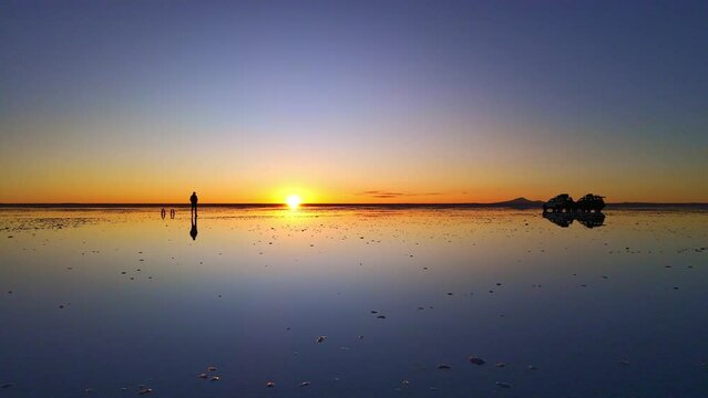 Sonnenuntergang in der Uyuni Salzw&uuml;ste, Bolivien