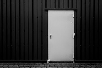 Tür als Eingang zu eine Industrie Halle ohne Beleuchtung - obrazy, fototapety, plakaty