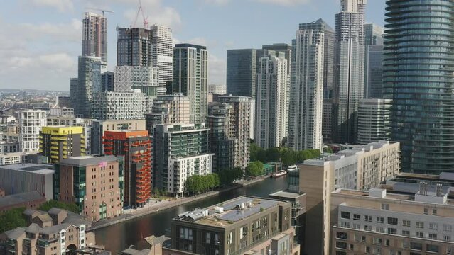 London Canary Wharf Neighborhood Residential Area with Buildings and Hotels