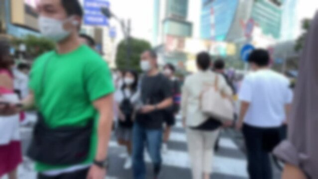 横断歩道を渡るたくさんの人々　東京　10月　休日　ぼかし　スロー