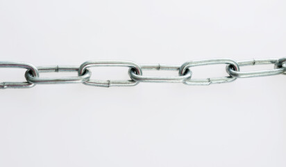 Obraz premium Closeup of metal chain links isolated on white background