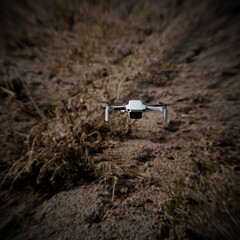 drone che vola in cielo fotografia di natura