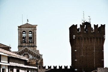 Fotografia panoramica della città in una giornata di sole silhouette cattedrale e castello
