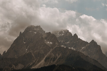 Fotografia di montagna all'aperto in autunno alpi rocciose viaggiare
