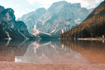 Fotografia di montagna all'aperto in autunno alpi rocciose viaggiare lago riflessione dell'immagine nell'acqua