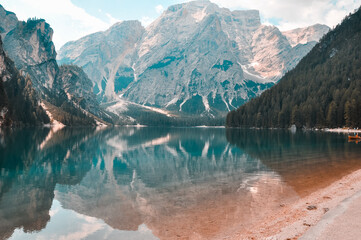 Fotografia di montagna all'aperto in autunno alpi rocciose viaggiare lago riflessione dell'immagine nell'acqua