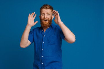 Naklejka premium Ginger white man with beard expressing surprise at camera