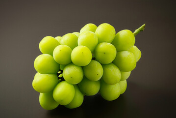 つやつやと光り輝く、本当に美味しそうなブドウ