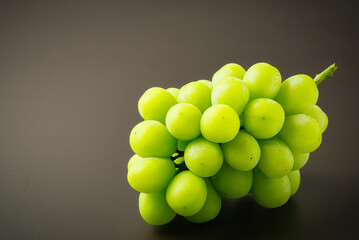 つやつやと光り輝く、本当に美味しそうなブドウ