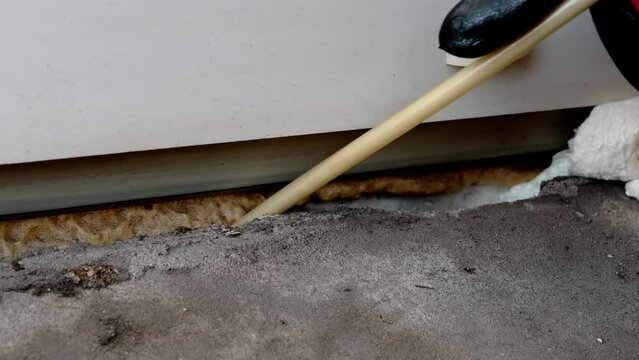 The use of polyurethane foam in the installation and repair of windows. Window insulation.