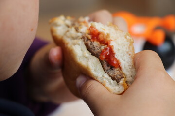 ハンバーガー　食べる　子供 マクドナルド