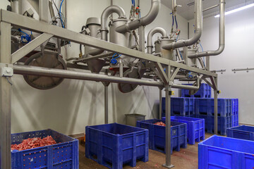 Special equipment for evisceration, separation, cutting and deboning broilers carcasses.