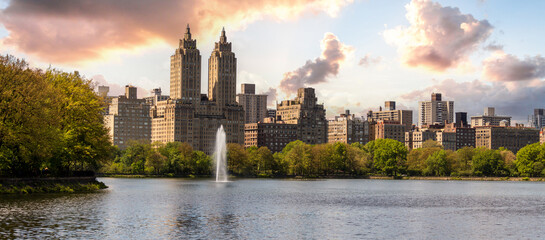 Skyline panorama with Eldorado building and reservoir with fountain in Central Park in midtown Manhattan in New York City - obrazy, fototapety, plakaty