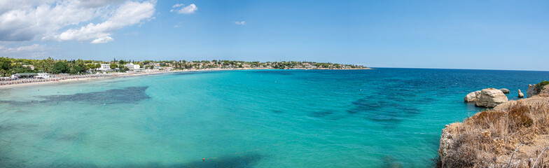 Fototapeta na wymiar Extra wide view of a beautiful beach with clear and crystalline turquoise water and fine sand in Sicily in Syracuse called Fontane Bianche